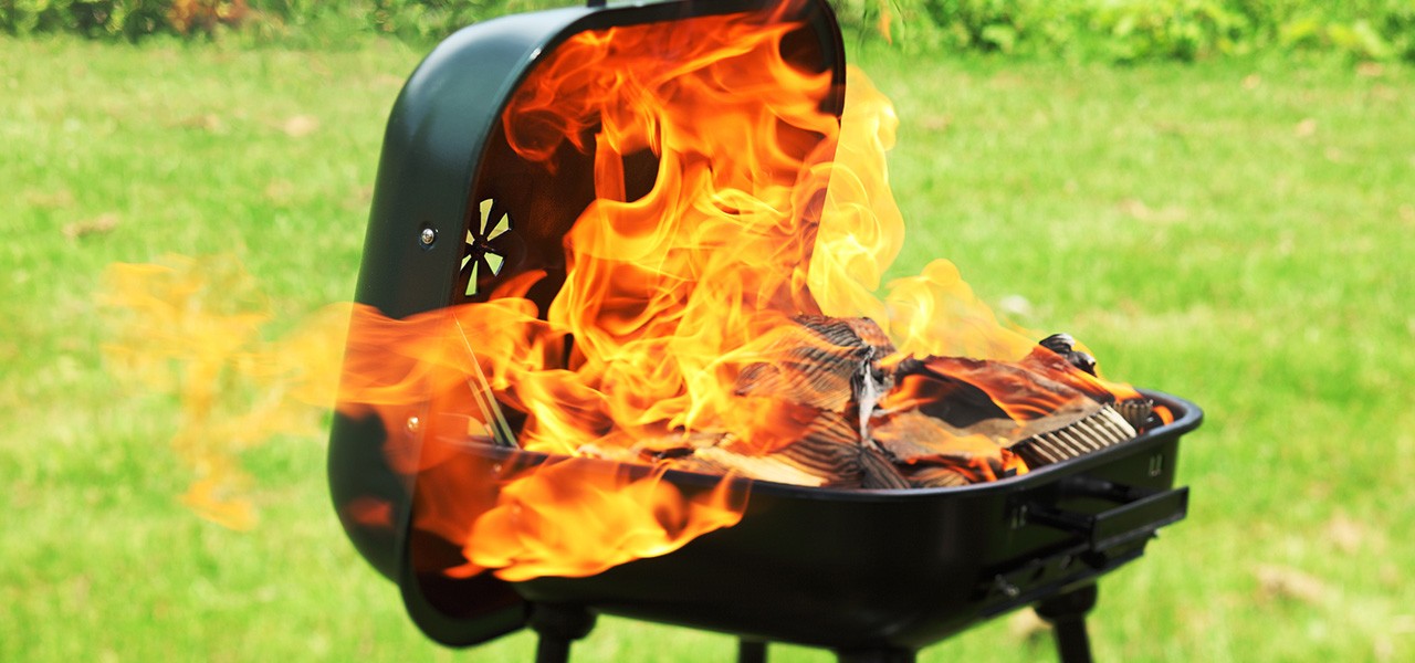 Sicherheit beim Grillen – Flammenbildung an einem Holzkohlegrill