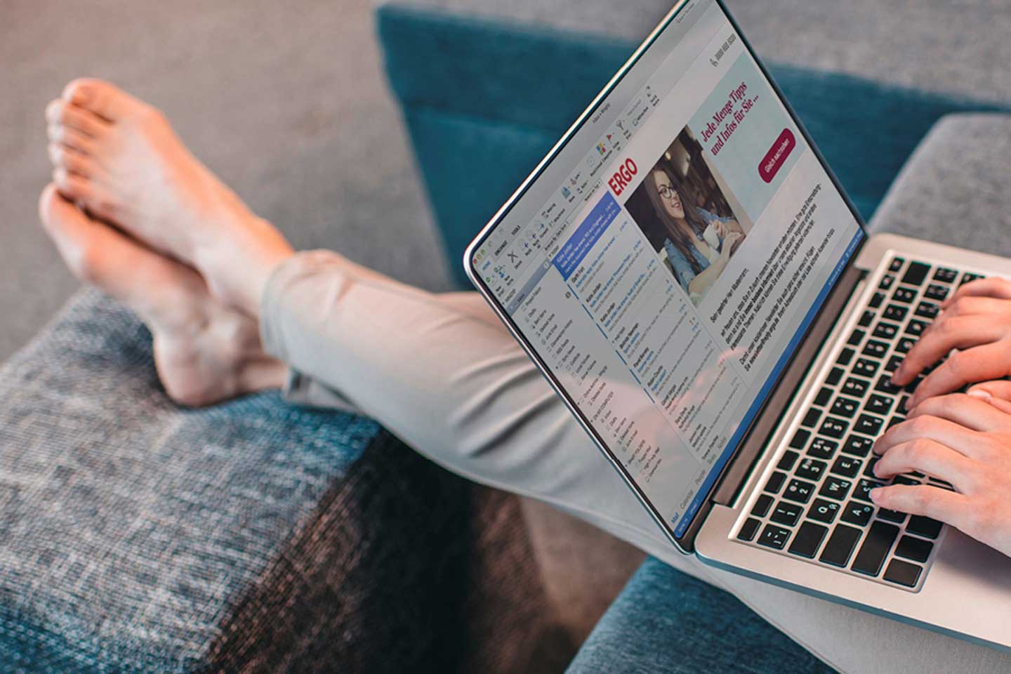 Am Laptop arbeiten und sich bei ERGO News anmelden.